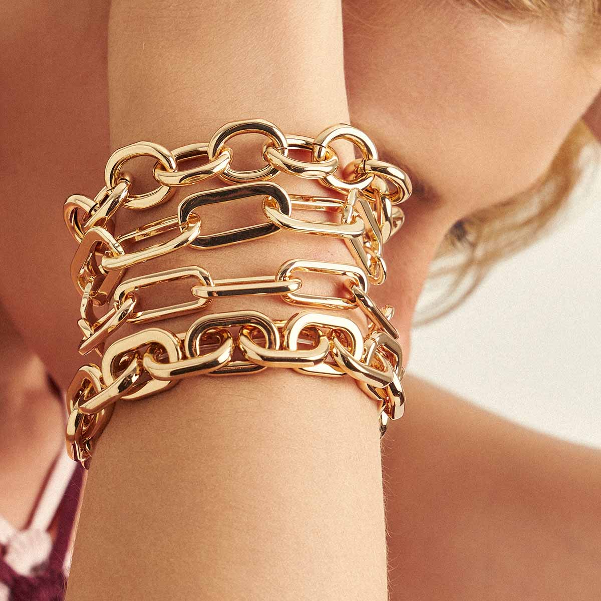 PULSEIRA COM ELOS OVAIS VAZADOS E FECHO BOIA