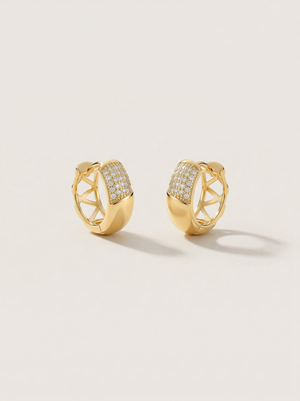 ARGOLA COM CRAVEJADO DE ZIRCÔNIAS