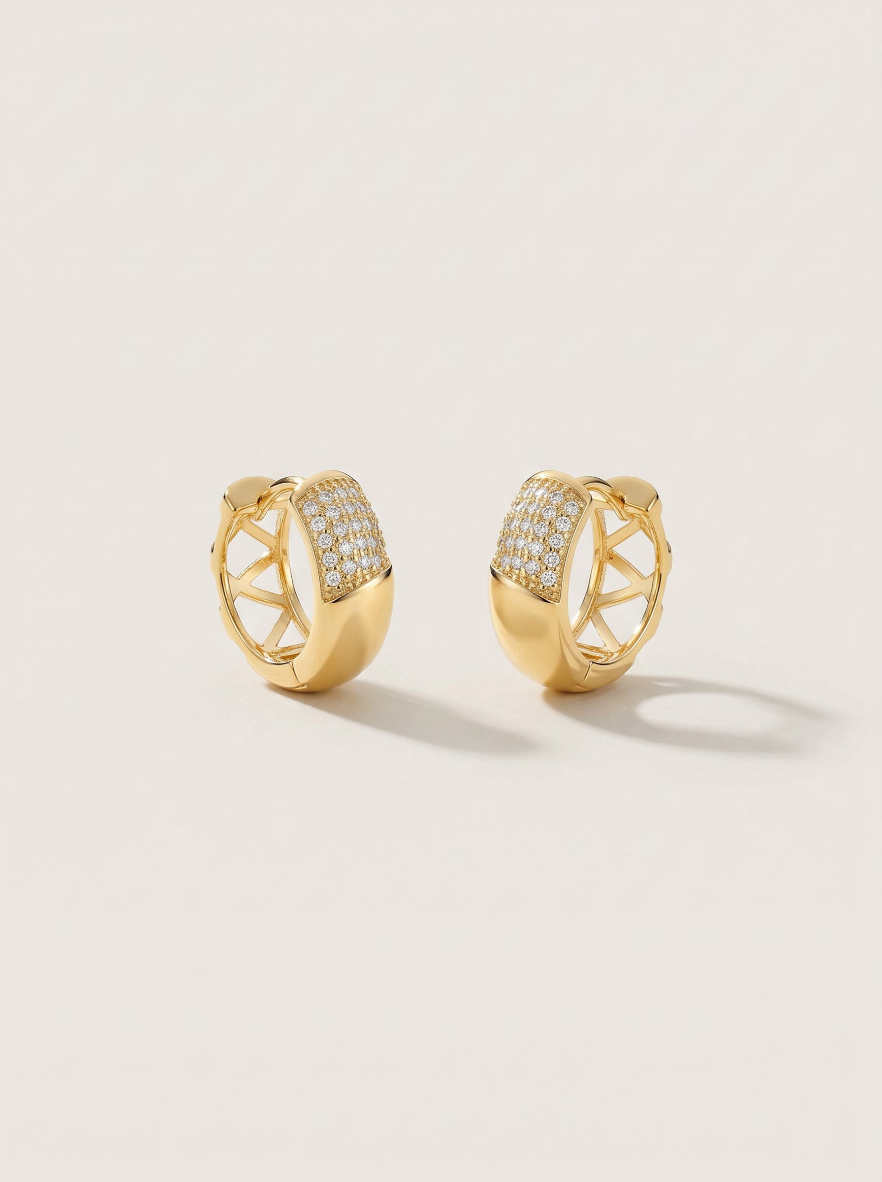 ARGOLA COM CRAVEJADO DE ZIRCÔNIAS